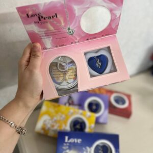 اگر به‌دنبال یک هدیه خاص، احساسی و فراموش‌نشدنی هستید، گردنبند مروارید عشق به همراه صدف مرواریددار انتخابی بی‌نظیر است.